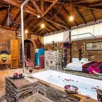 Stonehouse בית הארחה 4*
