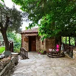 Stonehouse בית הארחה 4*