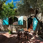 Stonehouse בית הארחה 4*